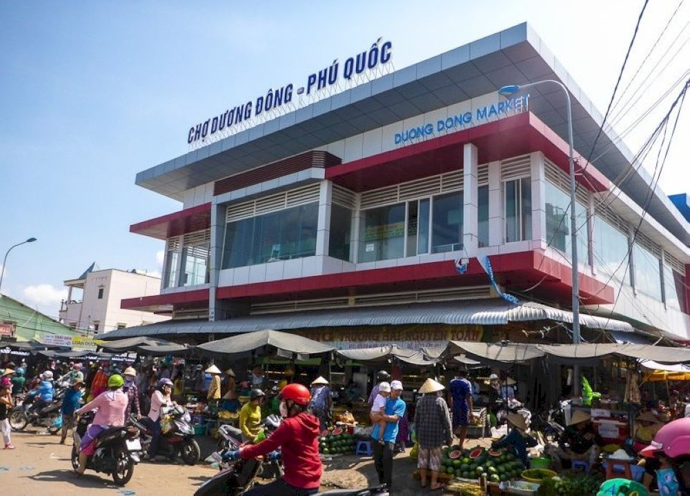 At night, the area around the market comes alive with bustling food stalls and vendors, making it a must-visit nighttime spot in Phu Quoc